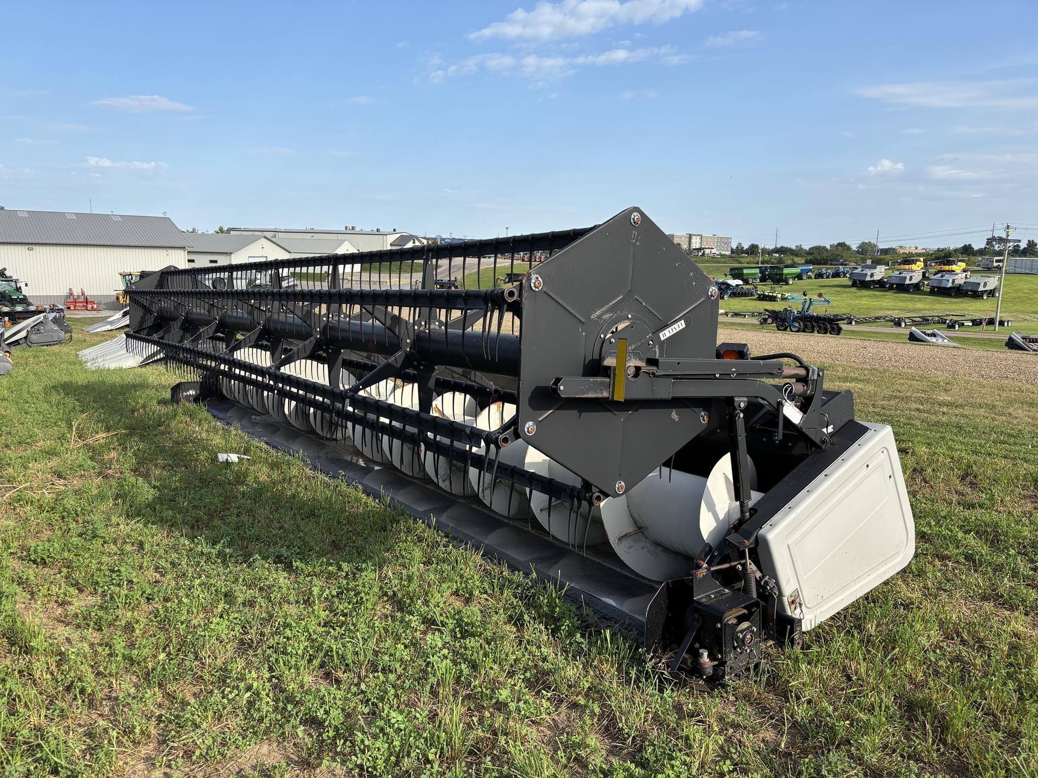 2004 Gleaner 8000 Equipment Image0