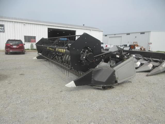 Image of Gleaner 8000 equipment image 1