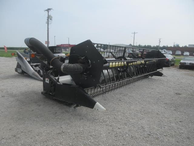 Image of Gleaner 8000 equipment image 3
