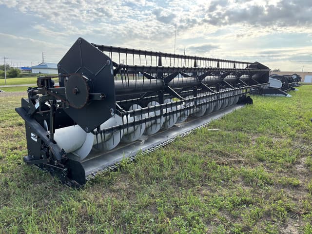Image of Gleaner 8000 equipment image 2