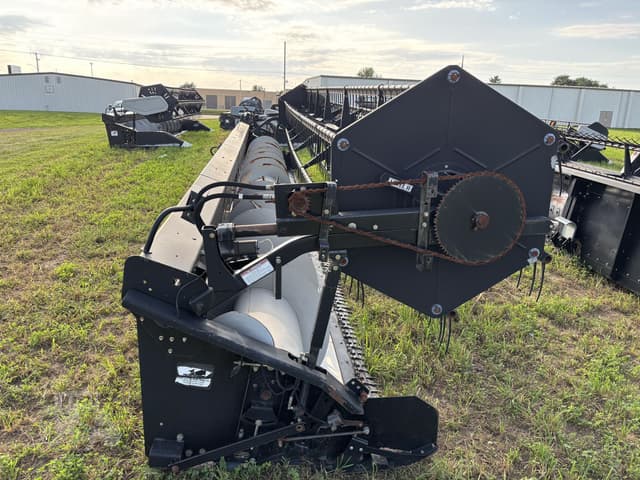 Image of Gleaner 8000 equipment image 3