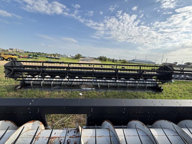 Image of Gleaner 8000 equipment image 1