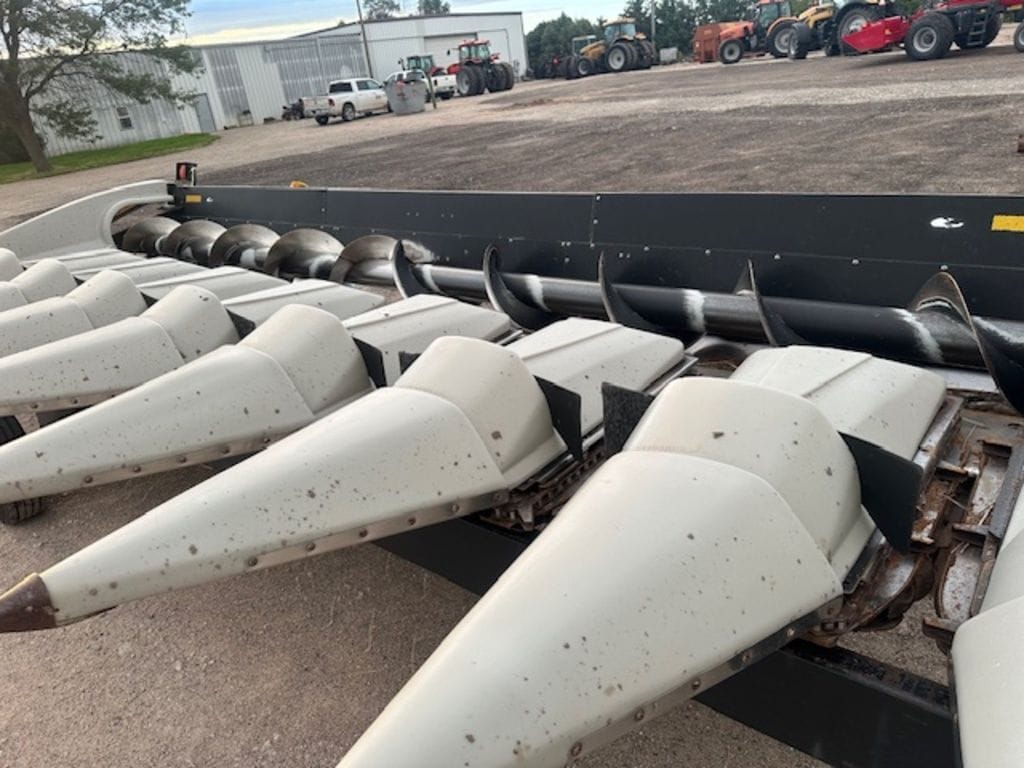 2004 Gleaner 830 Equipment Image0