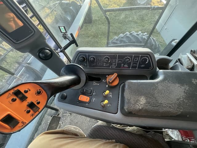 Image of Gleaner R65 equipment image 2