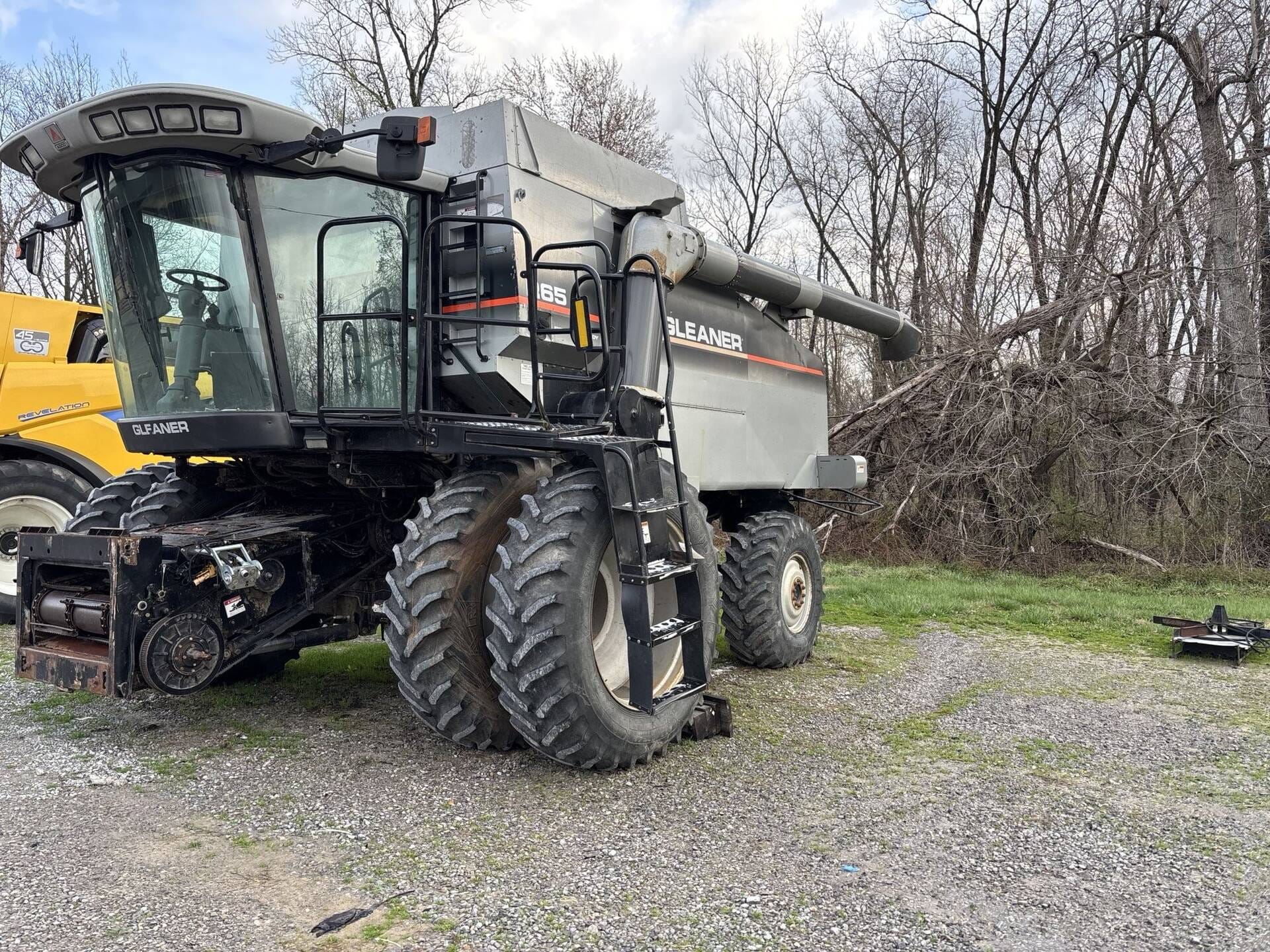 2004 Gleaner R65 Equipment Image0