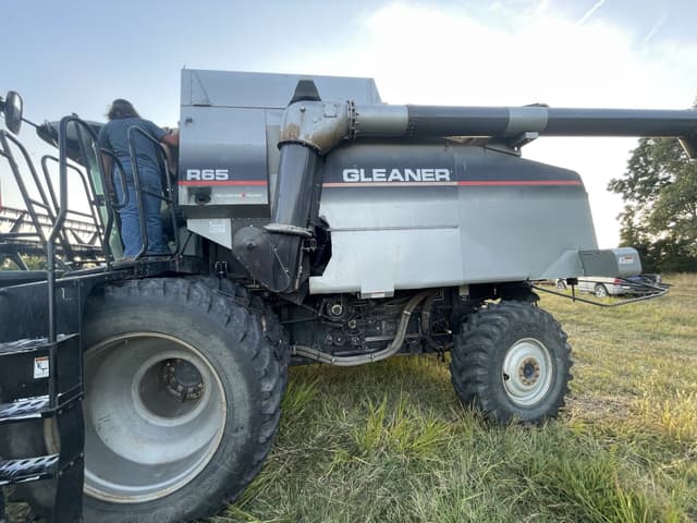 Image of Gleaner R65 equipment image 4