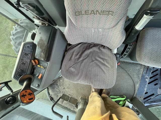 Image of Gleaner R65 equipment image 1