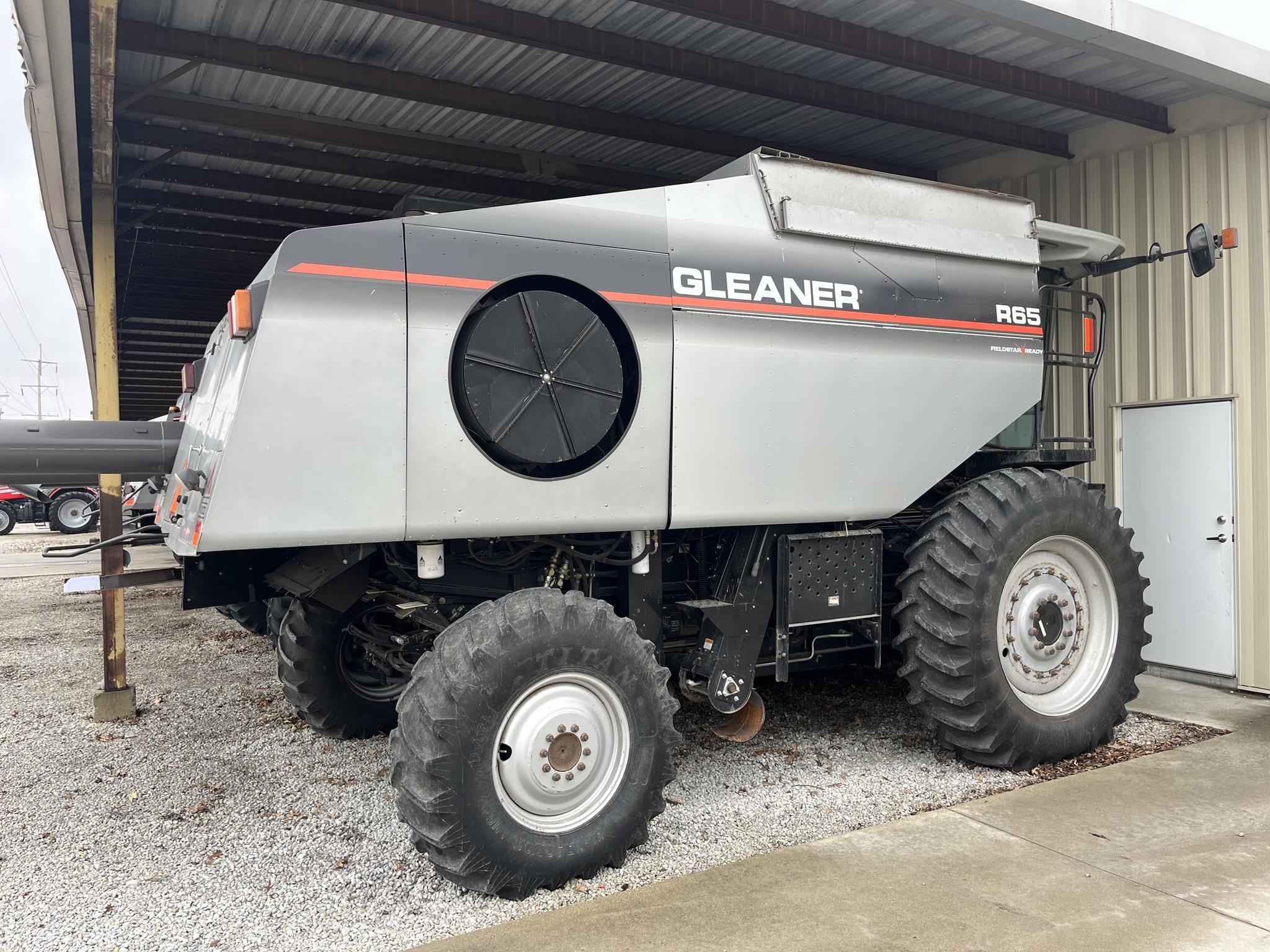 2004 Gleaner R65 Equipment Image0