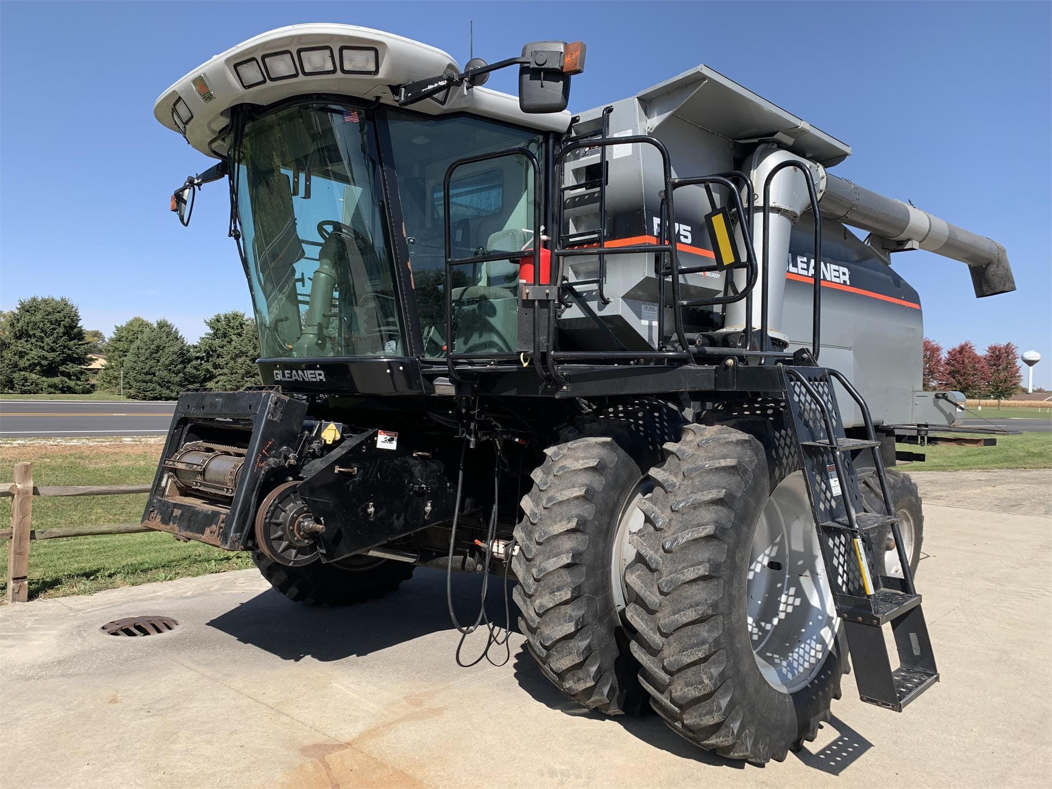 Main image Gleaner R75