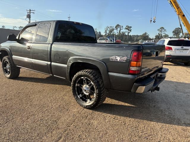Image of GMC Sierra 1500 equipment image 3