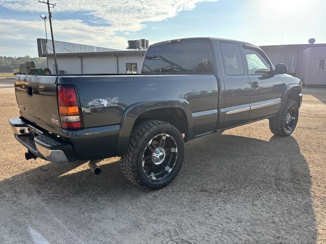 Image of GMC Sierra 1500 equipment image 2