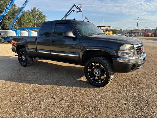 Image of GMC Sierra 1500 equipment image 1