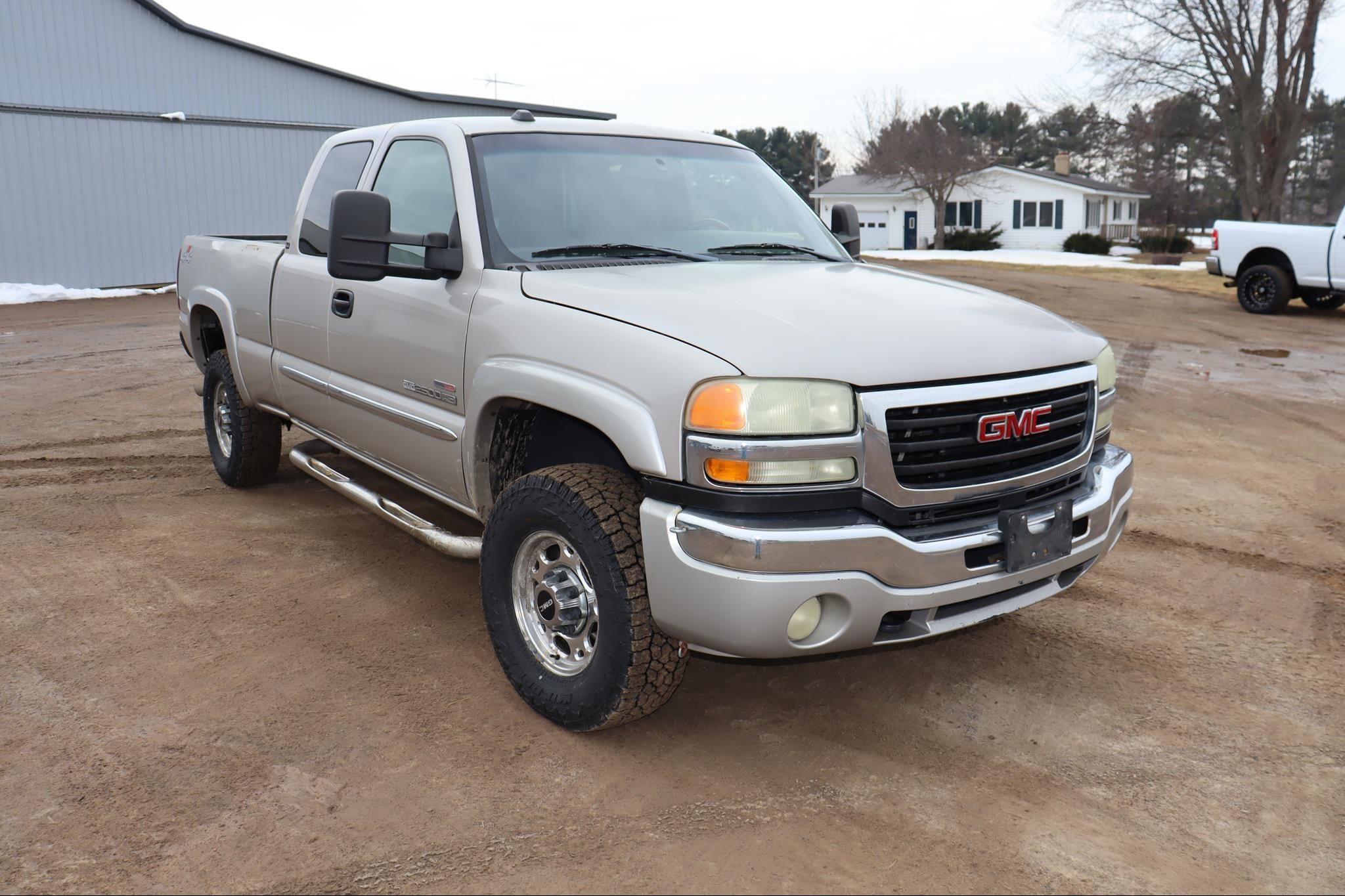 2004 GMC 2500 Equipment Image0