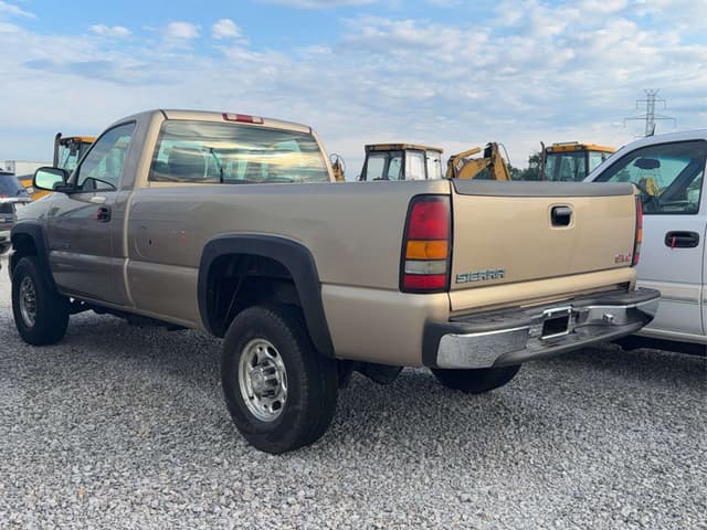 Image of GMC 2500HD equipment image 3