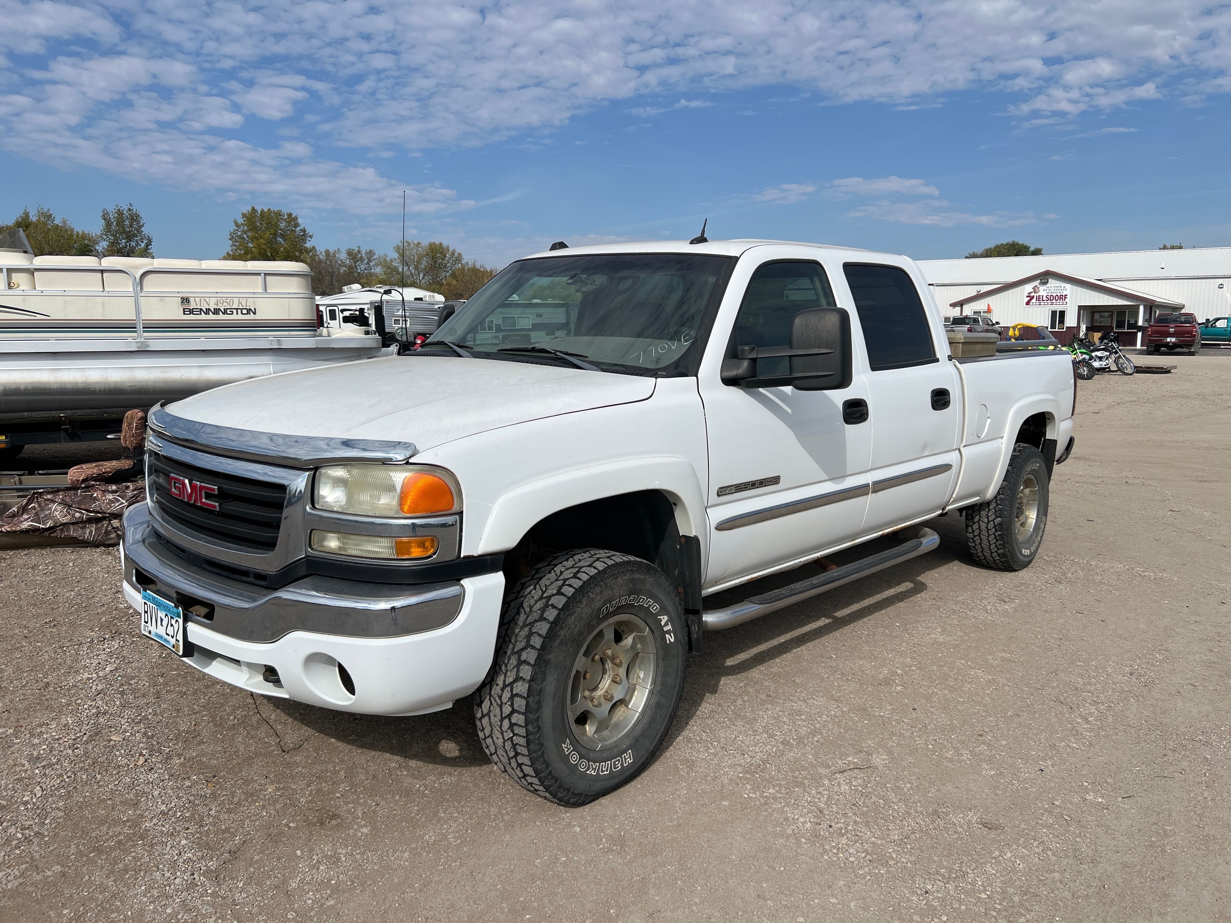 2004 GMC 2500HD Equipment Image0