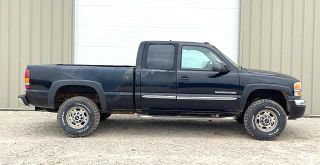 Image of GMC 2500HD equipment image 2