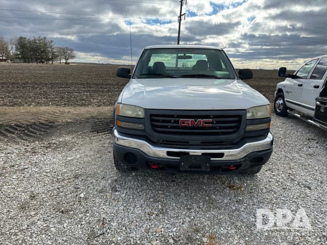 Image of GMC 2500HD equipment image 3