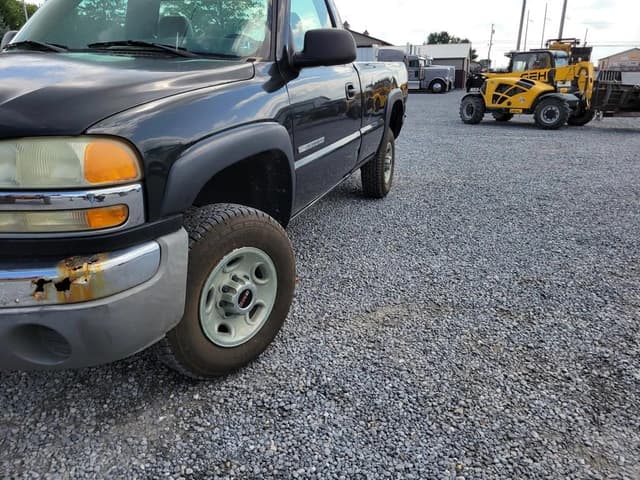 Image of GMC 2500HD equipment image 3