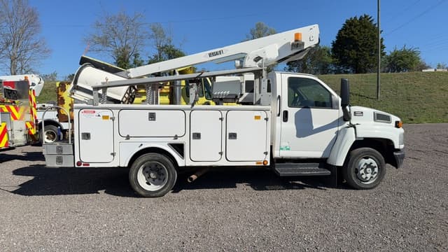 Image of GMC 5500 equipment image 3