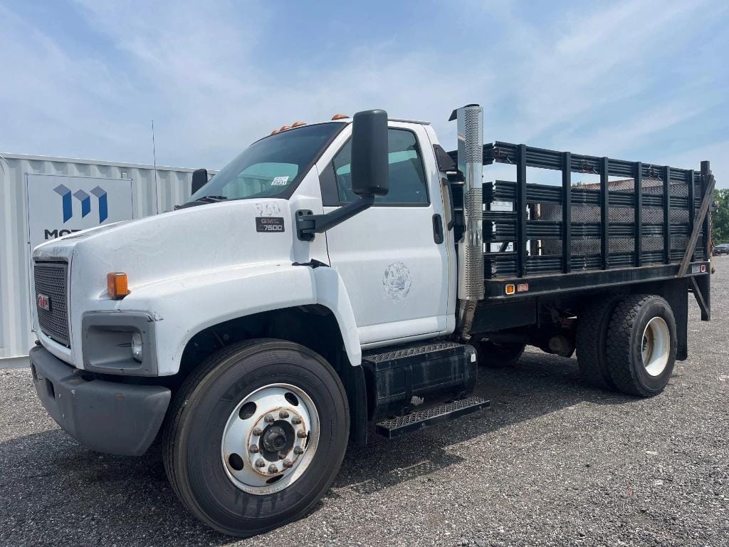 2004 GMC C7500 Equipment Image0