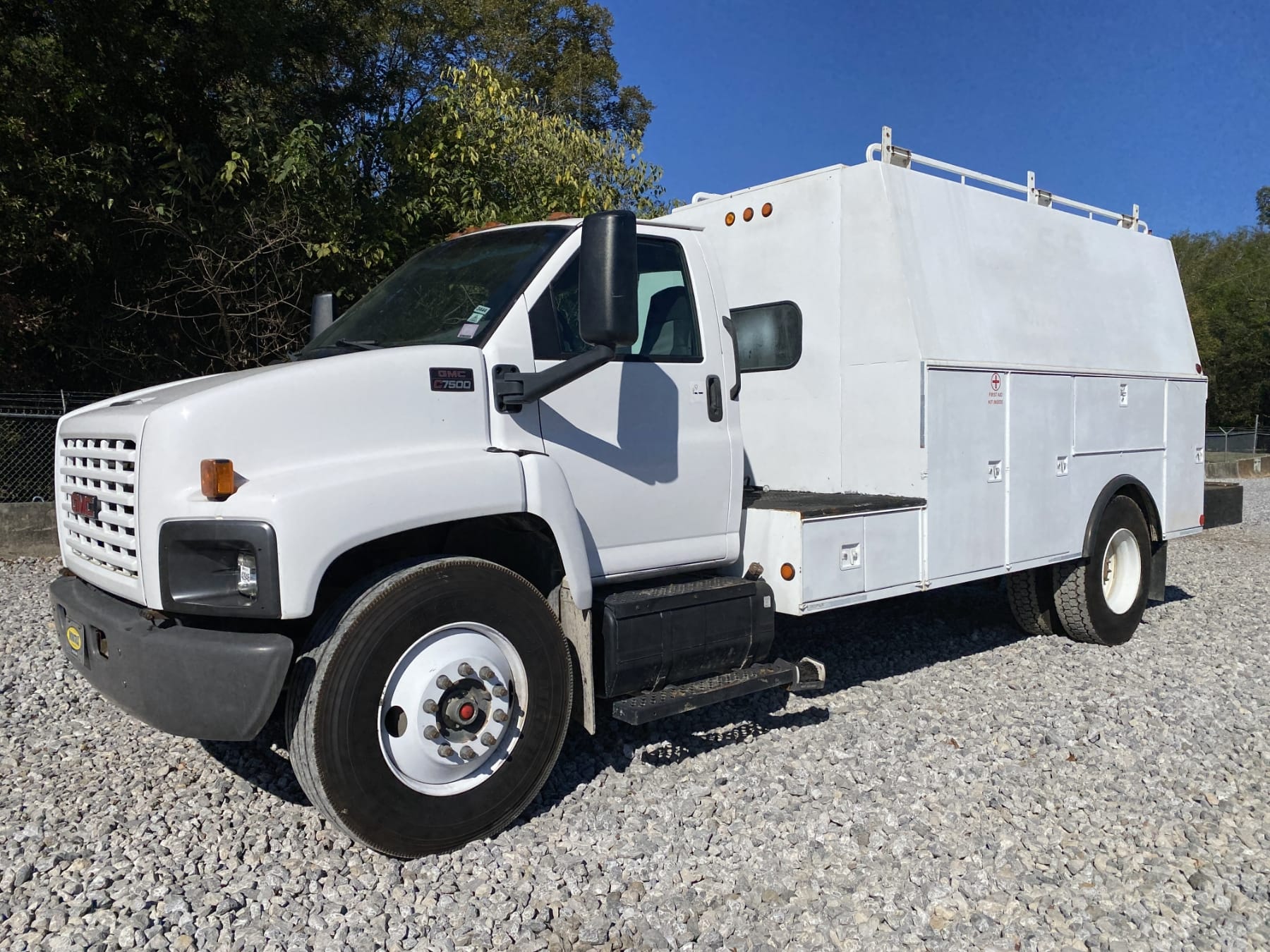 2004 GMC C7500 Equipment Image0
