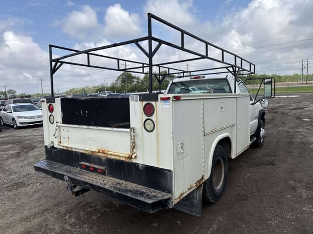 Image of GMC C3500 equipment image 2