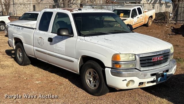 Image of GMC Sierra 1500 equipment image 2