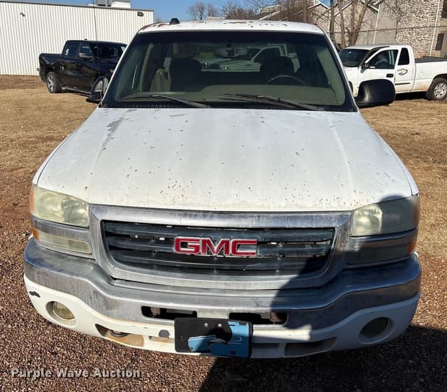 Image of GMC Sierra 1500 equipment image 1