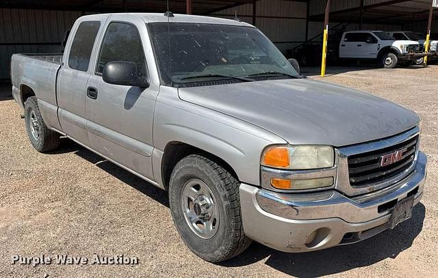 Image of GMC Sierra 1500 equipment image 2