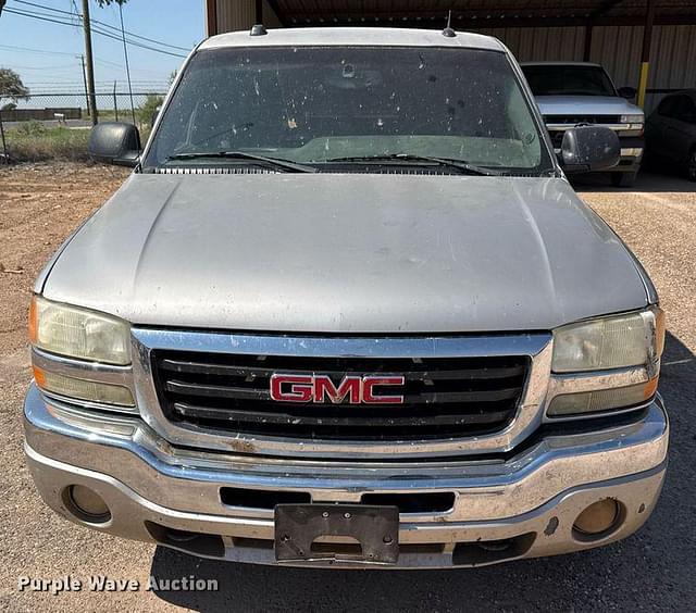 Image of GMC Sierra 1500 equipment image 1