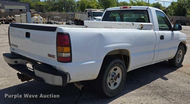 Image of GMC Sierra 1500 equipment image 4