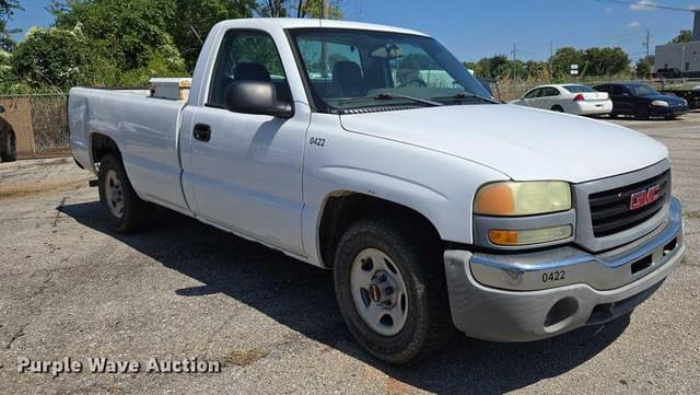 Image of GMC Sierra 1500 equipment image 2