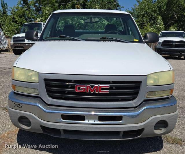 Image of GMC Sierra 1500 equipment image 1