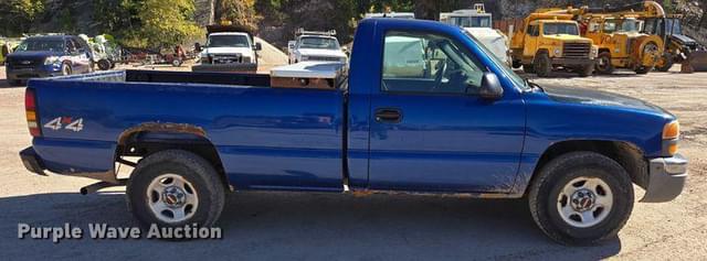 Image of GMC Sierra 1500 equipment image 3