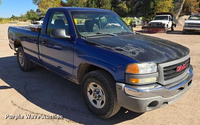 Image of GMC Sierra 1500 equipment image 2