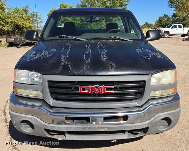 Image of GMC Sierra 1500 equipment image 1