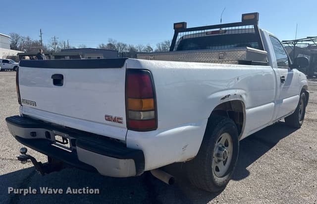 Image of GMC Sierra 1500 equipment image 4