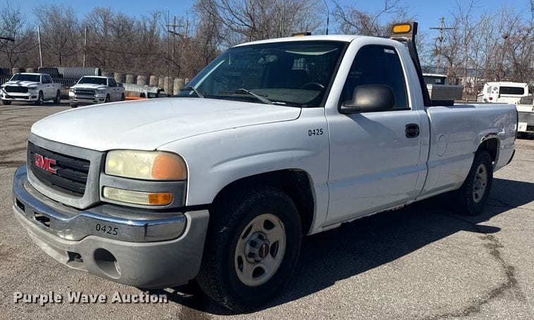 2004 GMC Sierra 1500 Equipment Image0