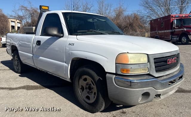 Image of GMC Sierra 1500 equipment image 2
