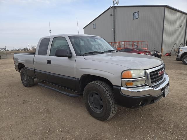 Image of GMC Sierra 1500 equipment image 1