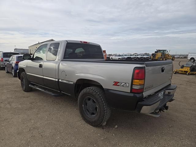 Image of GMC Sierra 1500 equipment image 3