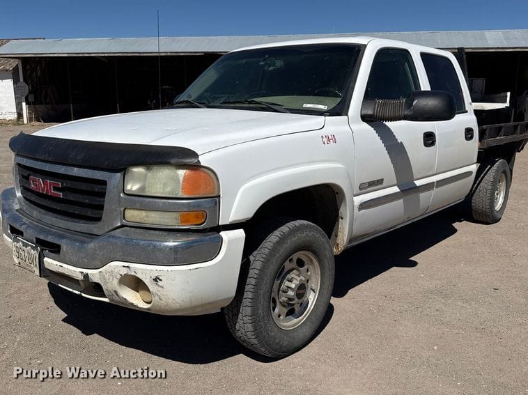 2004 GMC 2500 Equipment Image0