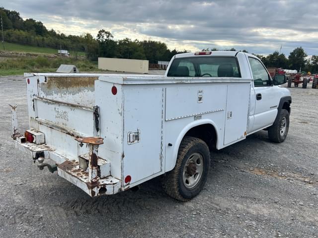 Image of GMC 2500HD equipment image 3