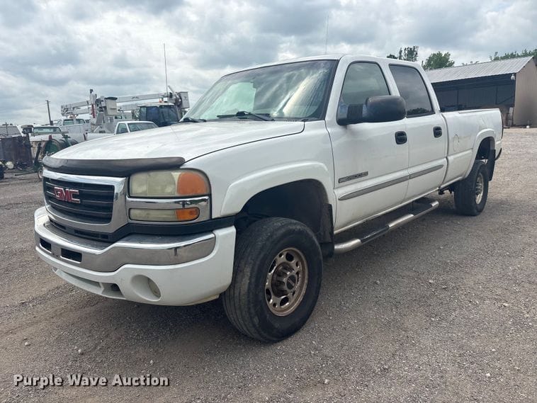 2004 GMC 2500HD Equipment Image0