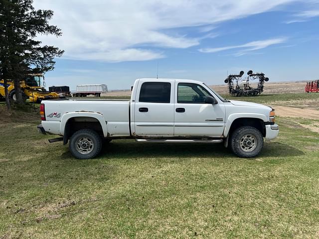 Image of GMC 2500HD equipment image 3