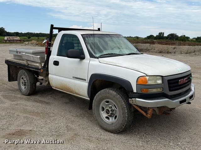 Image of GMC 2500HD equipment image 2