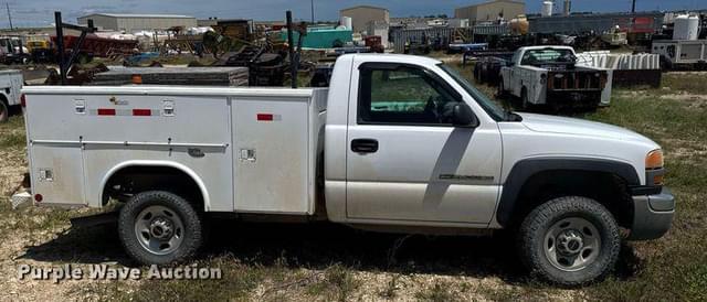 Image of GMC 2500HD equipment image 3