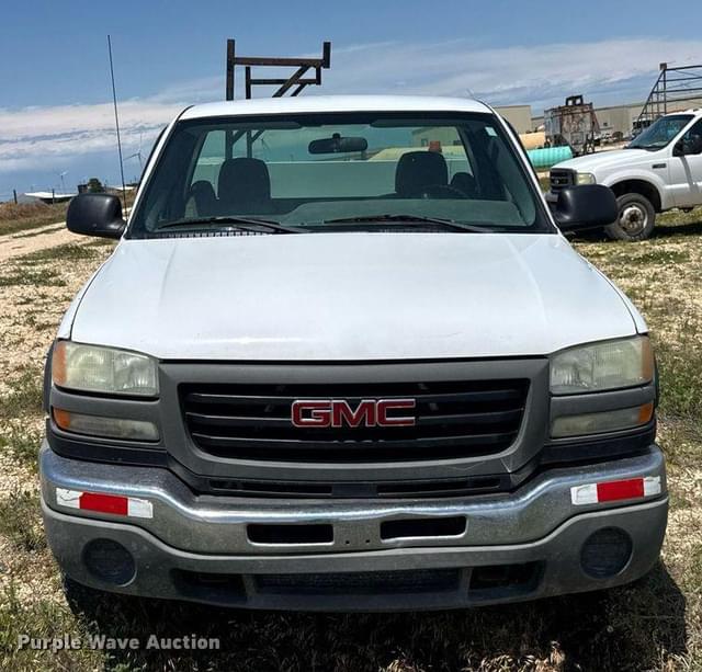 Image of GMC 2500HD equipment image 1