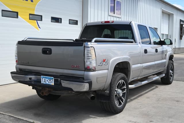 Image of GMC 2500HD equipment image 2