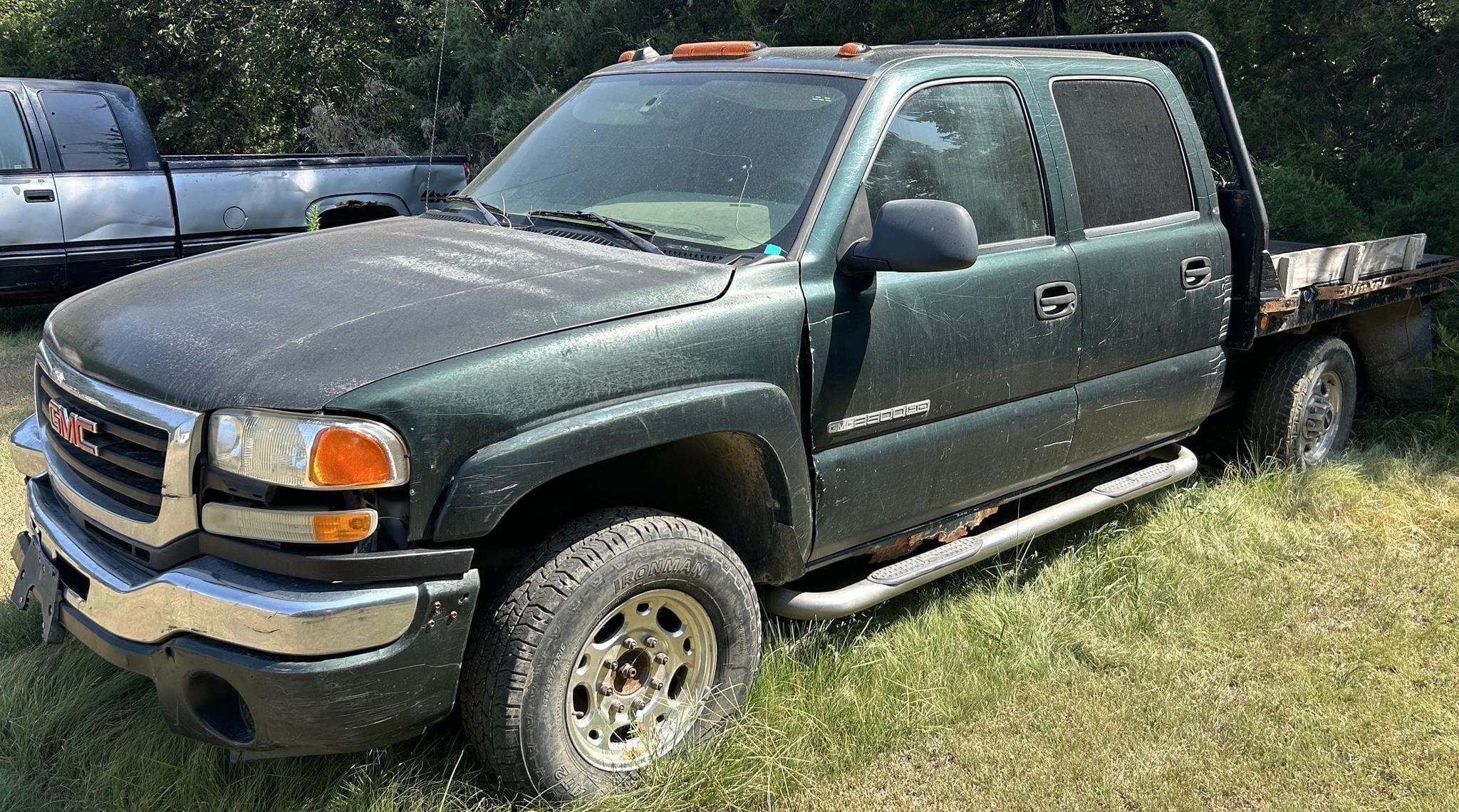 2004 GMC 2500 Equipment Image0